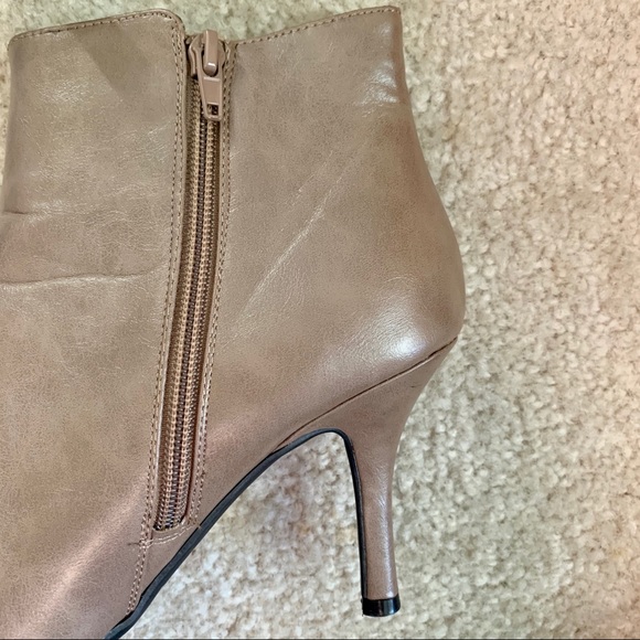 🆕CHINESE LAUNDRY Leather Taupe Ankle Booties - Picture 7 of 15